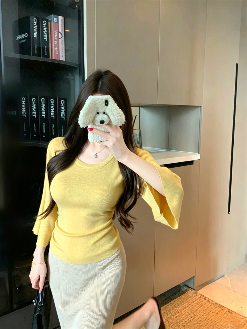 Women's Flared Sleeve Cinched Waist Pleated Three-Quarter Sleeve Knit Top - Image 3